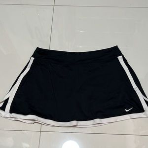 Nike black and white tennis skirt